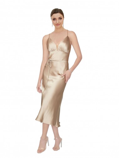 Erschwingliche A-Linien V-Ausschnitt Midi Seidiger Satin Kurze Formale Brautjungfernkleider / Abendkleider / Abiballkleider / Cocktailkleider