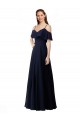 Erschwingliche Dunkelmarine A-Linien Off-Schulter V-Ausschnitt Chiffon Lange Brautjungfernkleider